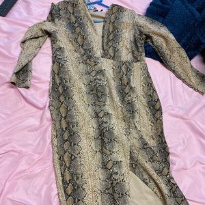 WOMENS DRESS WITH LEG SPLIT AND DEEP V